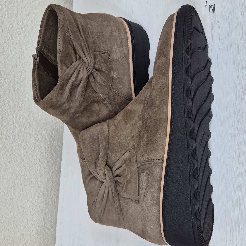 Clarks Sharon Salon Wedge Ankle Boots Taupe Size 11W Side Zip Suede - Picture 10 of 16